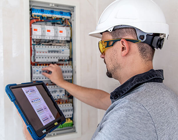 Mann arbeitet an Energiesysteme