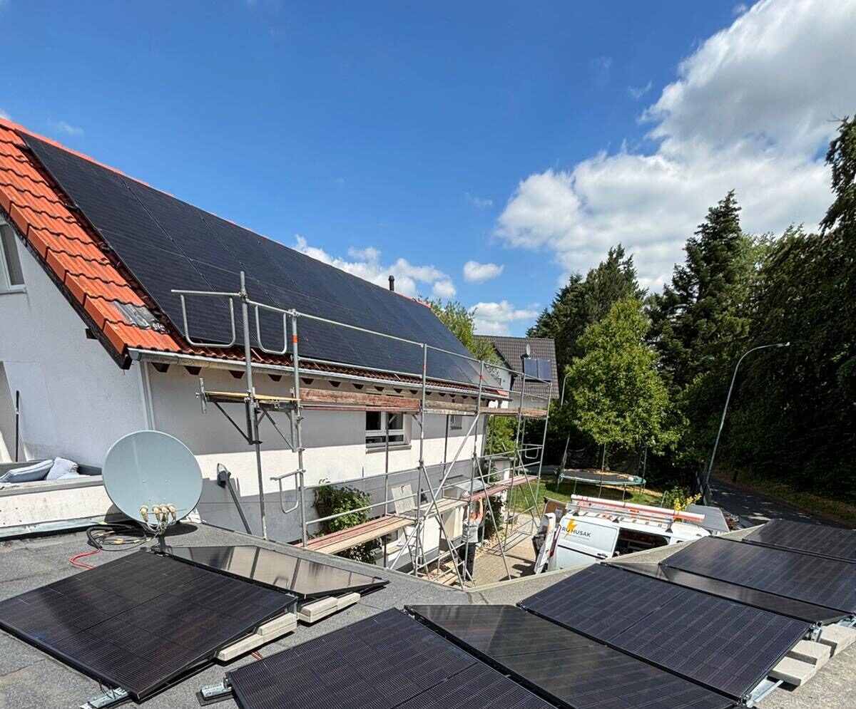 Handwerker installiert Photovoltaik auf  Dach