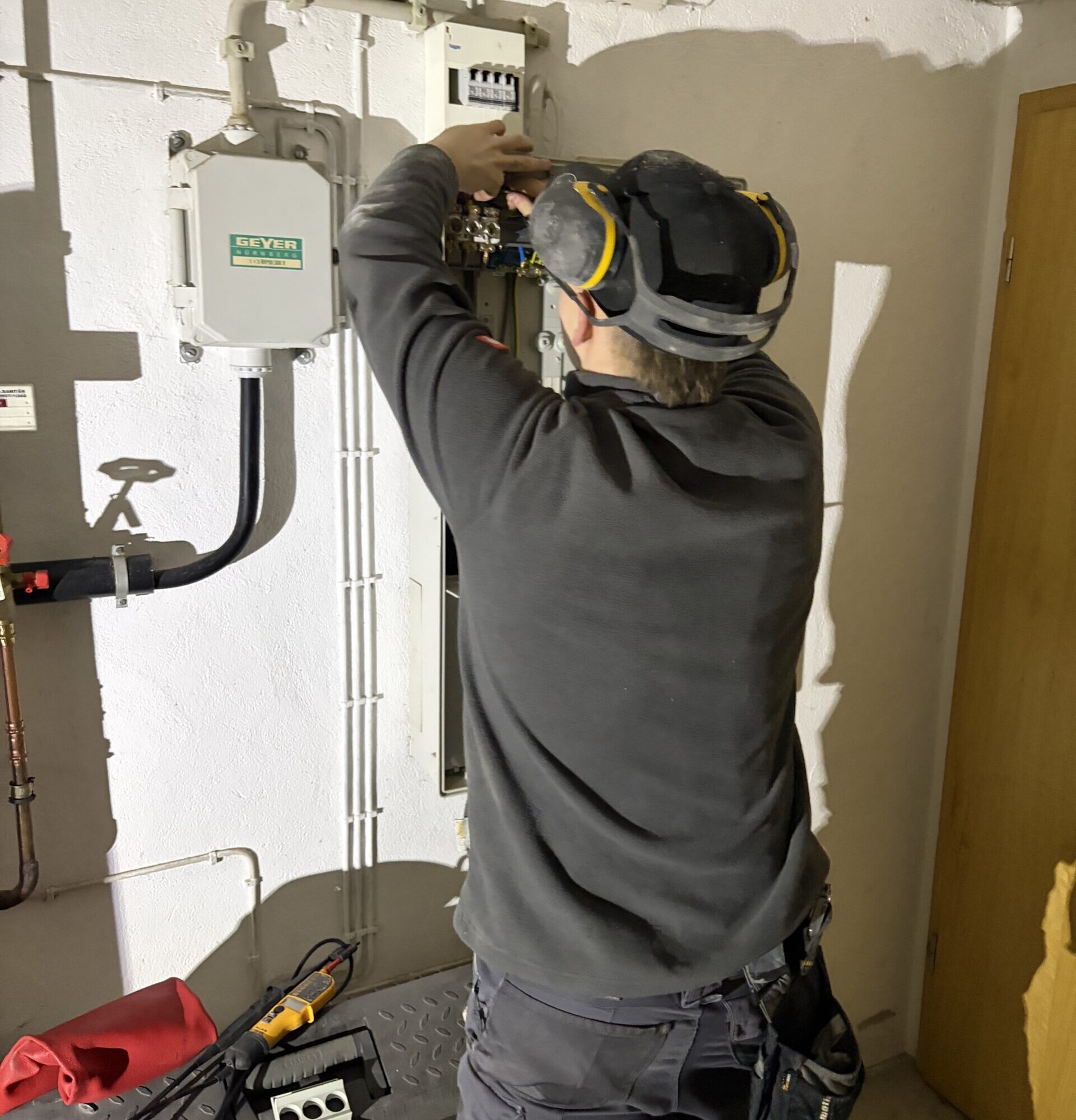 Mann arbeitet an Energiesysteme